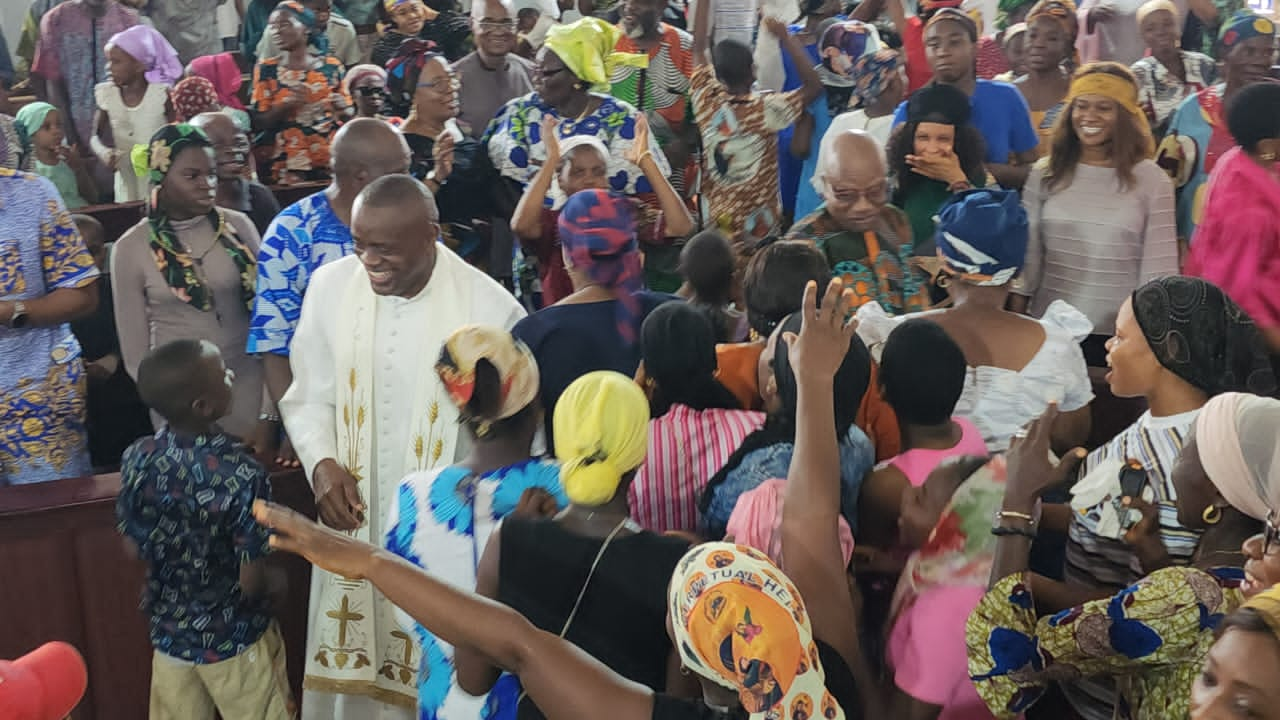 Fr Obinyan Distributes Food Items, Clothes To Widows, Parishioners In Edo