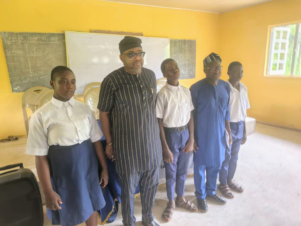 Ekiti Philanthropist Empowers 17 Outstanding Students with N100,000 Scholarships
