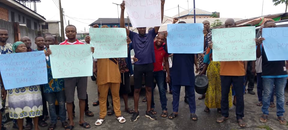 Port Harcourt Residents Protest PHED’s Failure to Fix Faulty Transformer, Demand Electricity