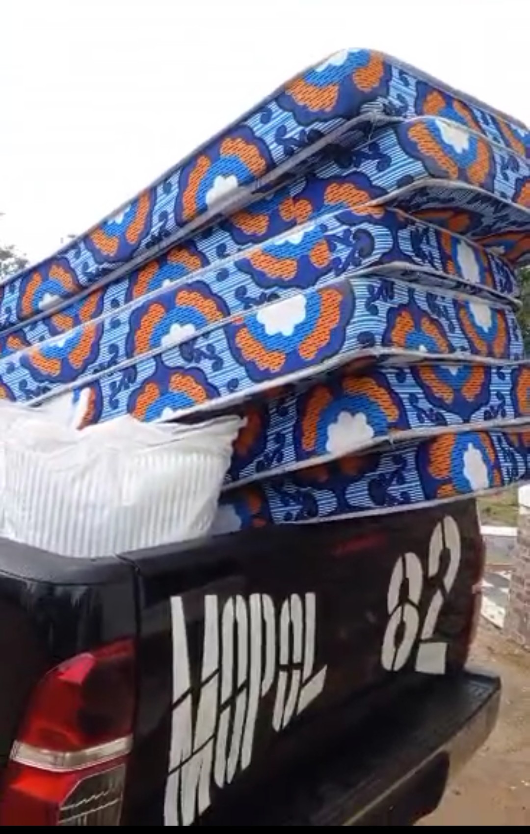 Small Gift, Big Impact: Journalist’s Donation to Esan Mobile Barrack