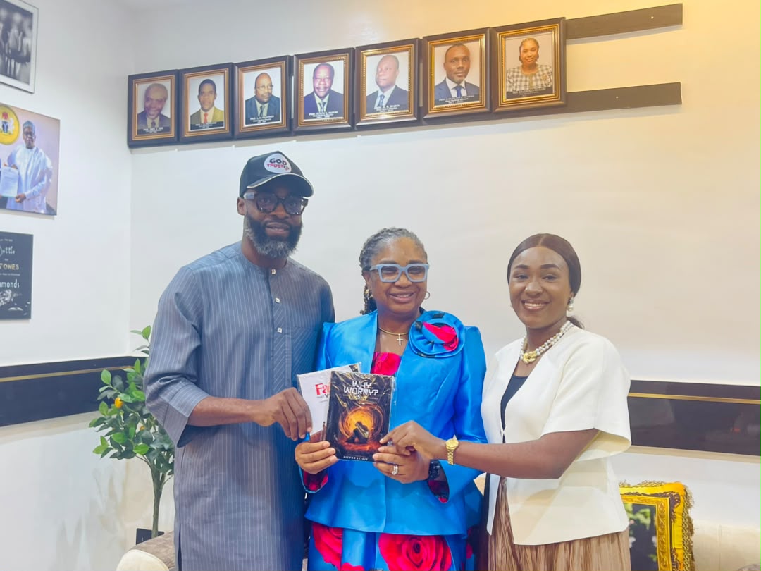 Clegyman Commends Ize-Iyamu’s Leadership, Present Books to UBTH